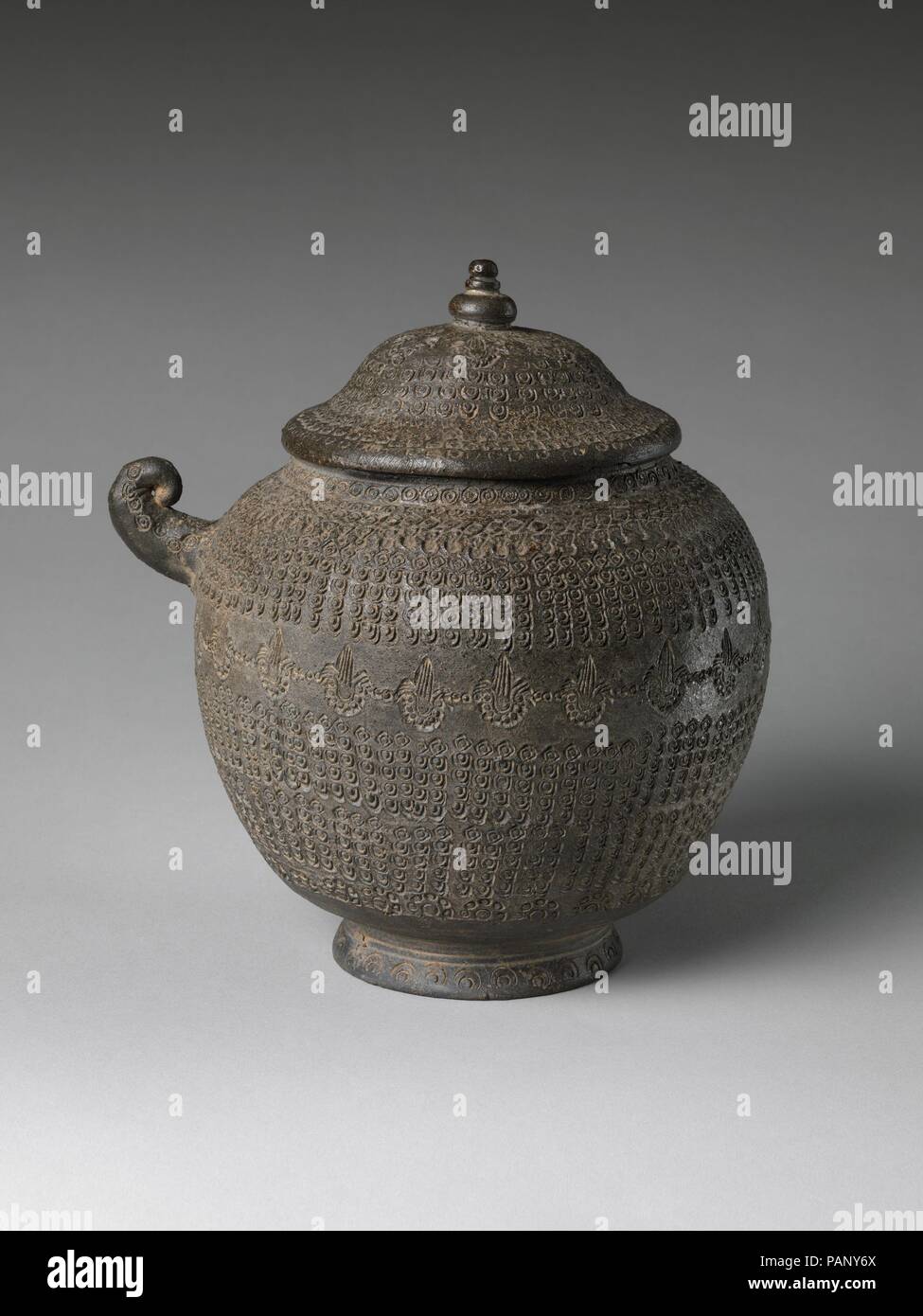 Urna coperta con decorazione geometrica. Cultura: la Corea. Dimensioni: H. 9. (22,9 cm). Data: 8. secolo. Come il buddismo popolarità della rosa nel regno di Silla, la cremazione è diventato lo standard pratica funeraria, spostando in precedenza elaborato rituali funerari. Questa urna, con un disegno stampato di fiori e motivi geometrici, è tipica del gres Coreana di contenitori per le ceneri dell'ottavo secolo. Museo: Metropolitan Museum of Art di New York, Stati Uniti d'America. Foto Stock