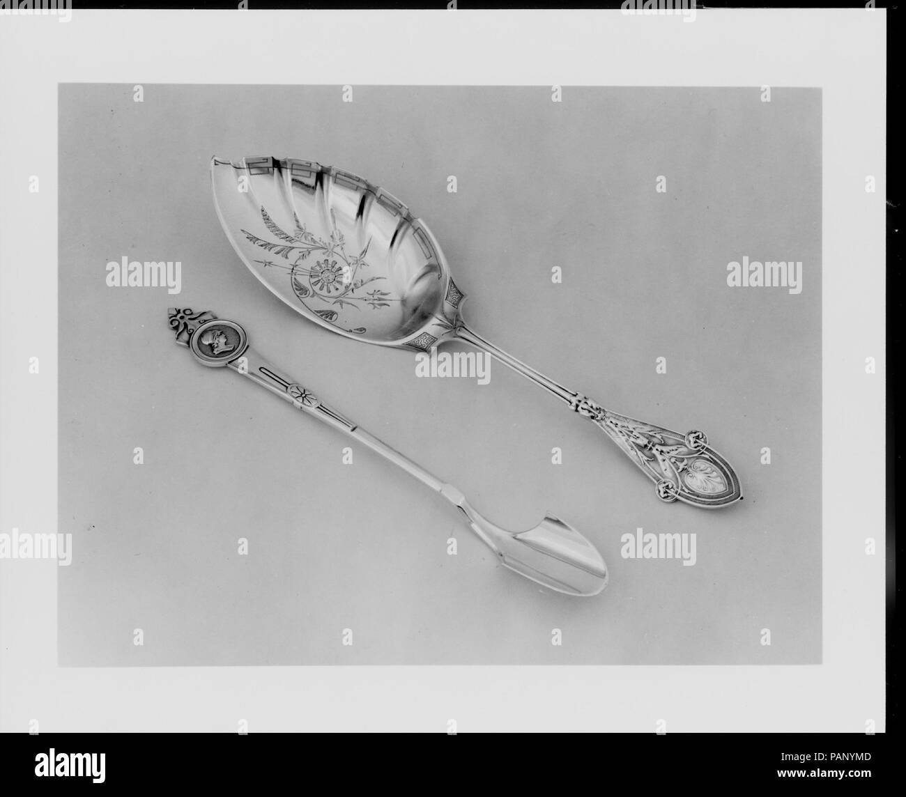 Ice Cream Server. Cultura: American. Dimensioni: 1 9/16 x 11 1/8 x 2 5/8 in. (4 x 28.3 x 6.7 cm); 3 oz. 15 dwt. (116 g). Autore: Tiffany & Co. (1837-presente). Data: ca. 1870. Museo: Metropolitan Museum of Art di New York, Stati Uniti d'America. Foto Stock Ice Cream Server. Cultura: American. Dimensioni: 1 9/16 x 11 1/8 x 2 5/8 in. (4 x 28.3 x 6.7 cm); 3 oz. 15 dwt. (116 g). Autore: Tiffany & Co. (1837-presente). Data: ca. 1870. Museo: Metropolitan Museum of Art di New York, Stati Uniti d'America. Foto Stock