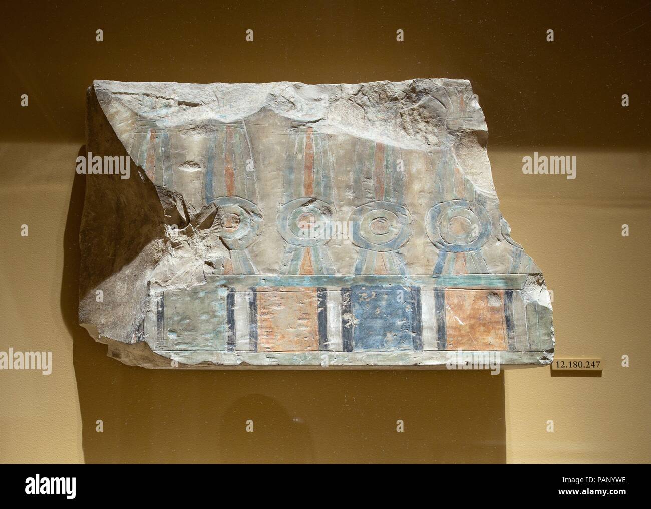 Frammento di rilievo con un fregio khekher. Dimensioni: L. 52 × H. 30 cm (20 1/2 × 11 13/16 in.). Dynasty: Dynasty 11. Regno: tardo regno di Mentuhotep II o versione successiva. Data: ca. 2010-2000 A.C. o ca. 2000-1981 A.C. Il bordo superiore del rilievo e dipinto scene in tombe egizie (e templi) era abitualmente delineato con un design noto come <i>khekher </i> fregio. Ciò consiste, come illustrato qui di una fascia orizzontale di quadratini colorati e rettangoli sormontata dalla rappresentazione stilizzata di frange annodate, che echo tendaggi tessili o tappetini reed che potrebbe avere adornano le pareti delle case. (Vedere al Foto Stock