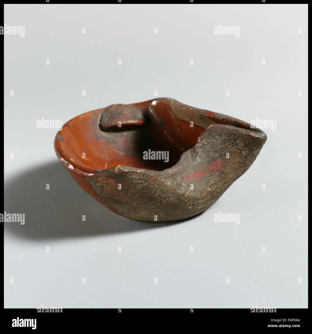 Lampada a forma di piattino. Cultura: Romano. Dimensioni: 1 3/8 × 3 1/8 x 3 1/4 in. (3,5 × 8 × 8,2 cm). Data: ca. A.D. 1-330. Museo: Metropolitan Museum of Art di New York, Stati Uniti d'America. Foto Stock