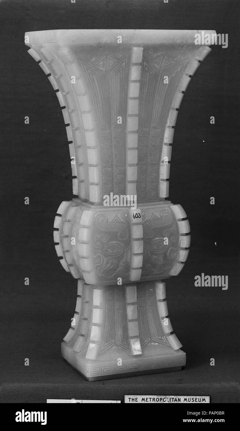 Vaso in forma di un antico rituale nave (GU). Cultura: la Cina. Dimensioni: H. 10 1/16 in. (25,5 cm); W. 4 13/16 in. (12,2 cm); L. 3 1/16 in. (7.8 cm). Data: XVIII-XIX secolo. Museo: Metropolitan Museum of Art di New York, Stati Uniti d'America. Foto Stock