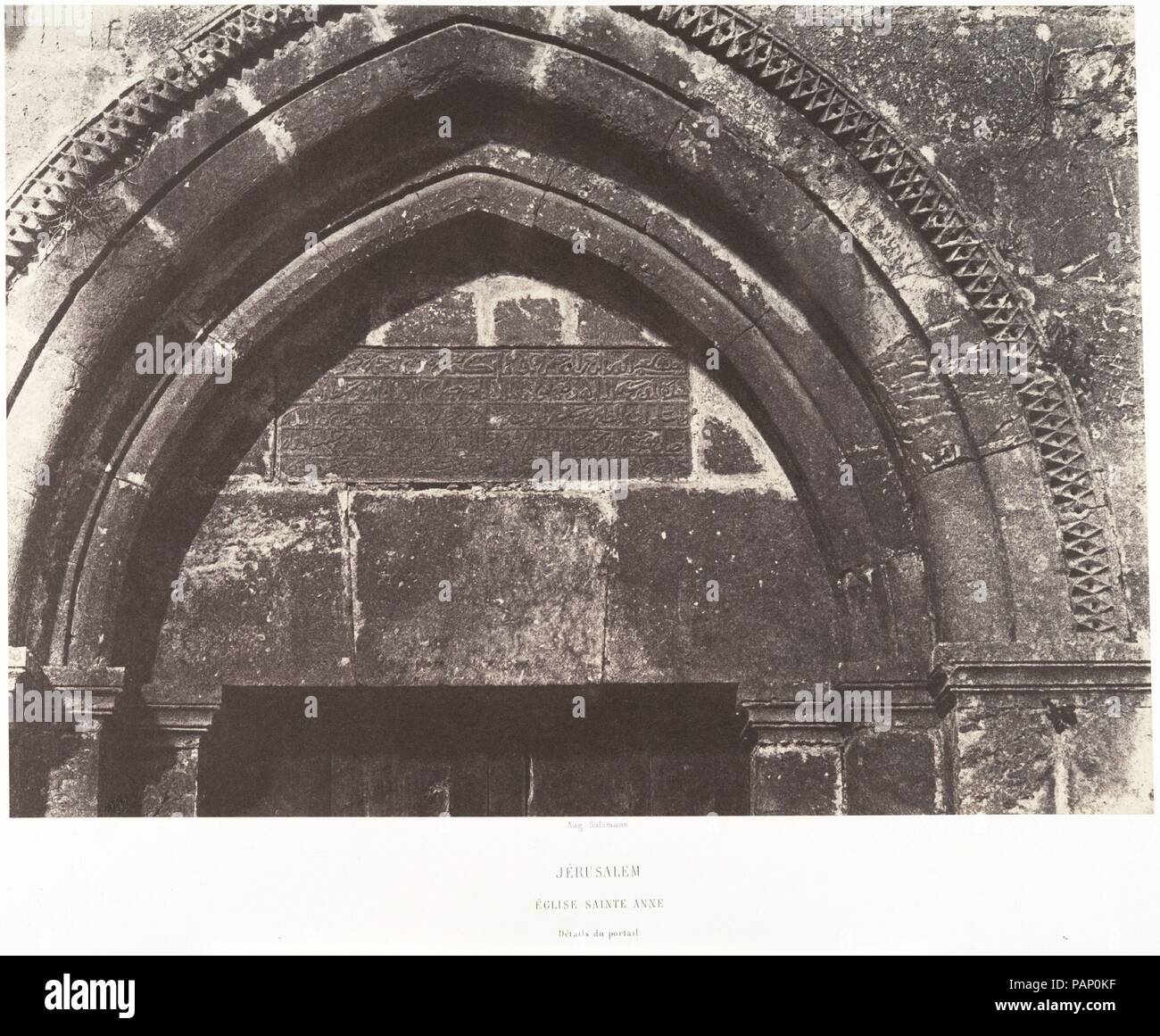 Jérusalem, Église Sainte-Anne, Détails du Portail. Artista: Auguste Salzmann (Francese, 1824-1872). Dimensioni: Immagine: 23,2 x 32,7 cm (9 1/8 x 12 7/8 in.). Montaggio: 45,1 x 59,8 cm (17 3/4 x 23 9/16 in.). Stampante: Imprimerie photographique de Blanquart-Évrard, à Lille (francese, attivo 1851-55). Data: 1854. Museo: Metropolitan Museum of Art di New York, Stati Uniti d'America. Foto Stock