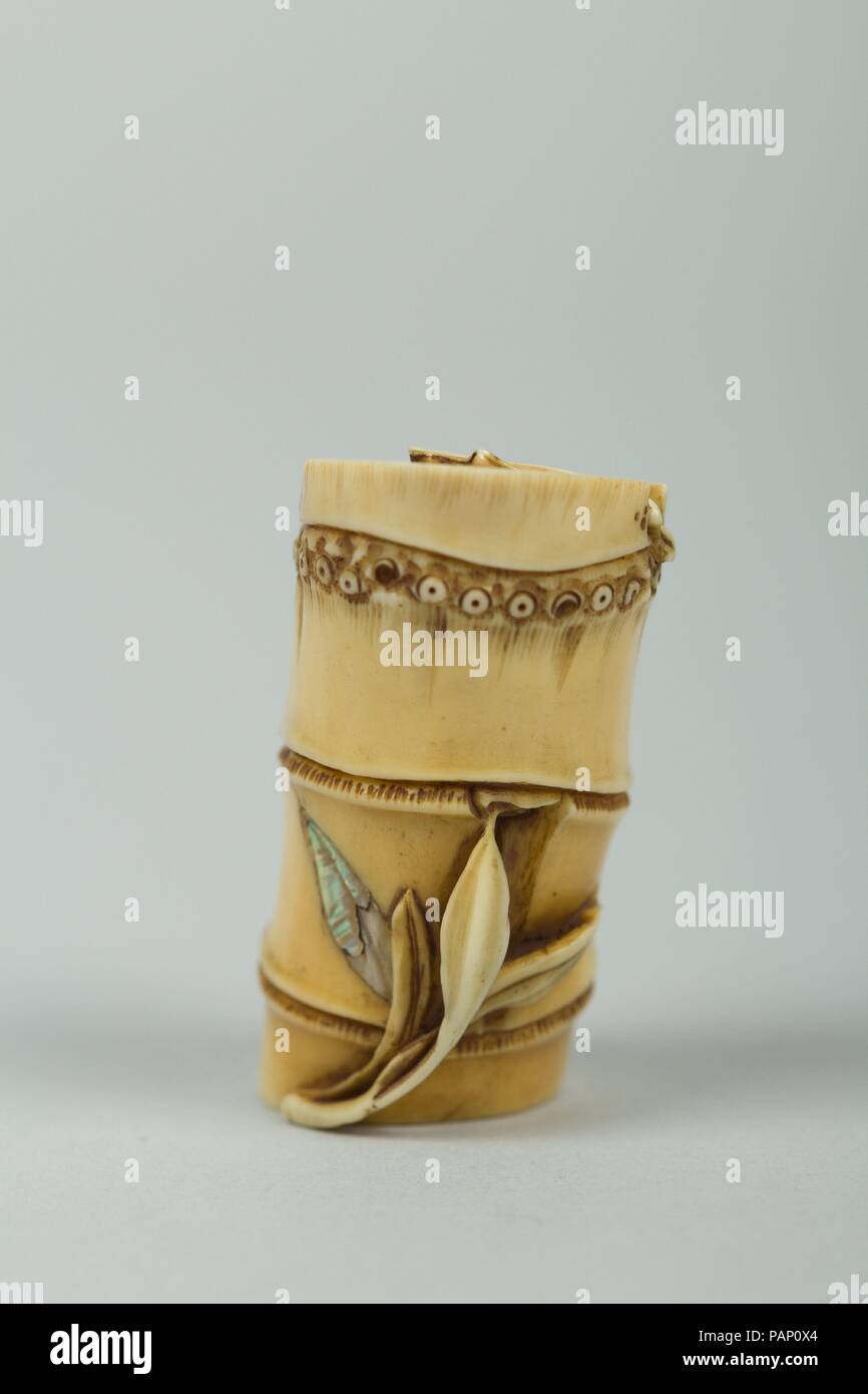 Netsuke del pezzo di bambù contenenti un ratto (o Bat (?). Cultura: il Giappone. Dimensioni: H. 1 3/4 in. (4.4 cm); W. 1 1/16 in. (2,7 cm); D. 1 3/16 in. (3 cm). Data: del XIX secolo. Museo: Metropolitan Museum of Art di New York, Stati Uniti d'America. Foto Stock