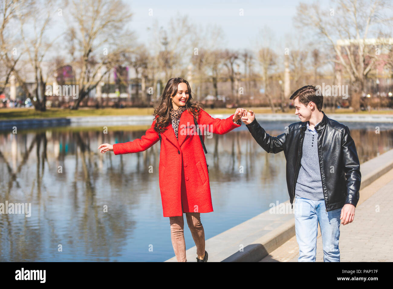 La Russia, Mosca, giovane dating e divertirsi al parco, giovane donna tenendo la mano Foto Stock