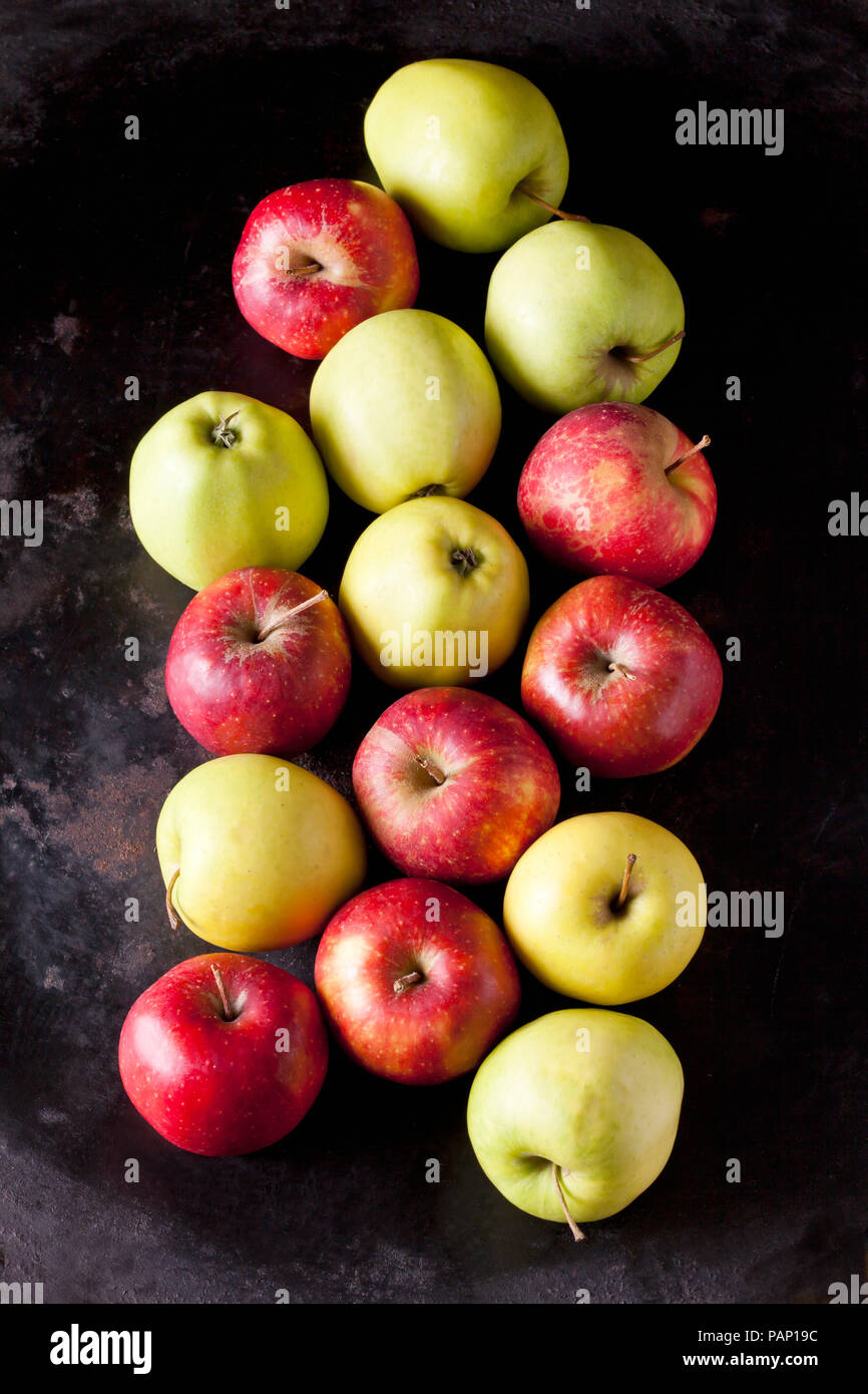 Varie le mele sulla terra scura Foto Stock