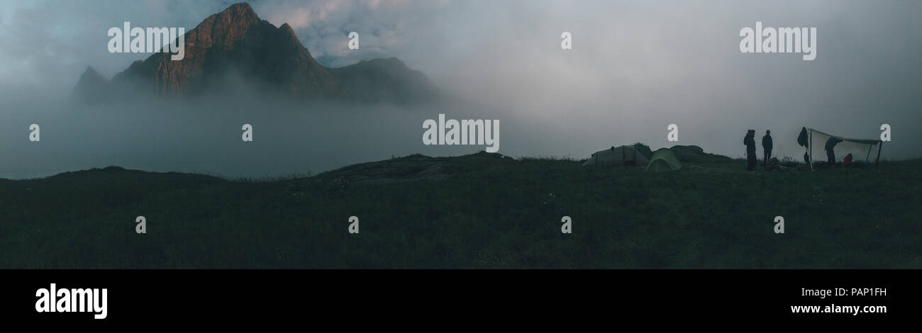 Norvegia Lofoten, Moskenesoy, un gruppo di giovani uomini campeggio a Horseid Beach Foto Stock