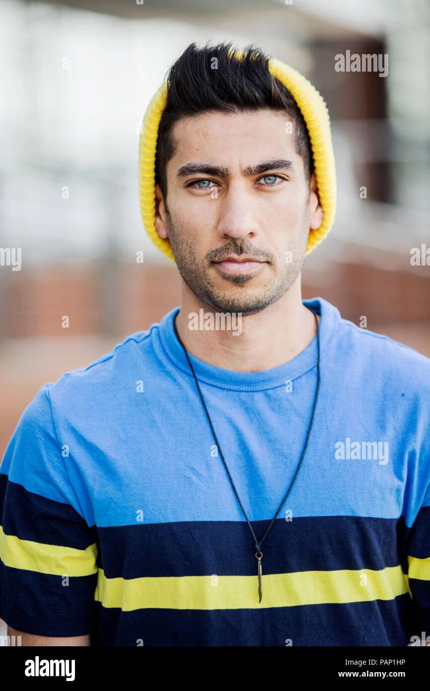 Ritratto di moda giovane uomo che indossa un cappello striped t-shirt Foto Stock