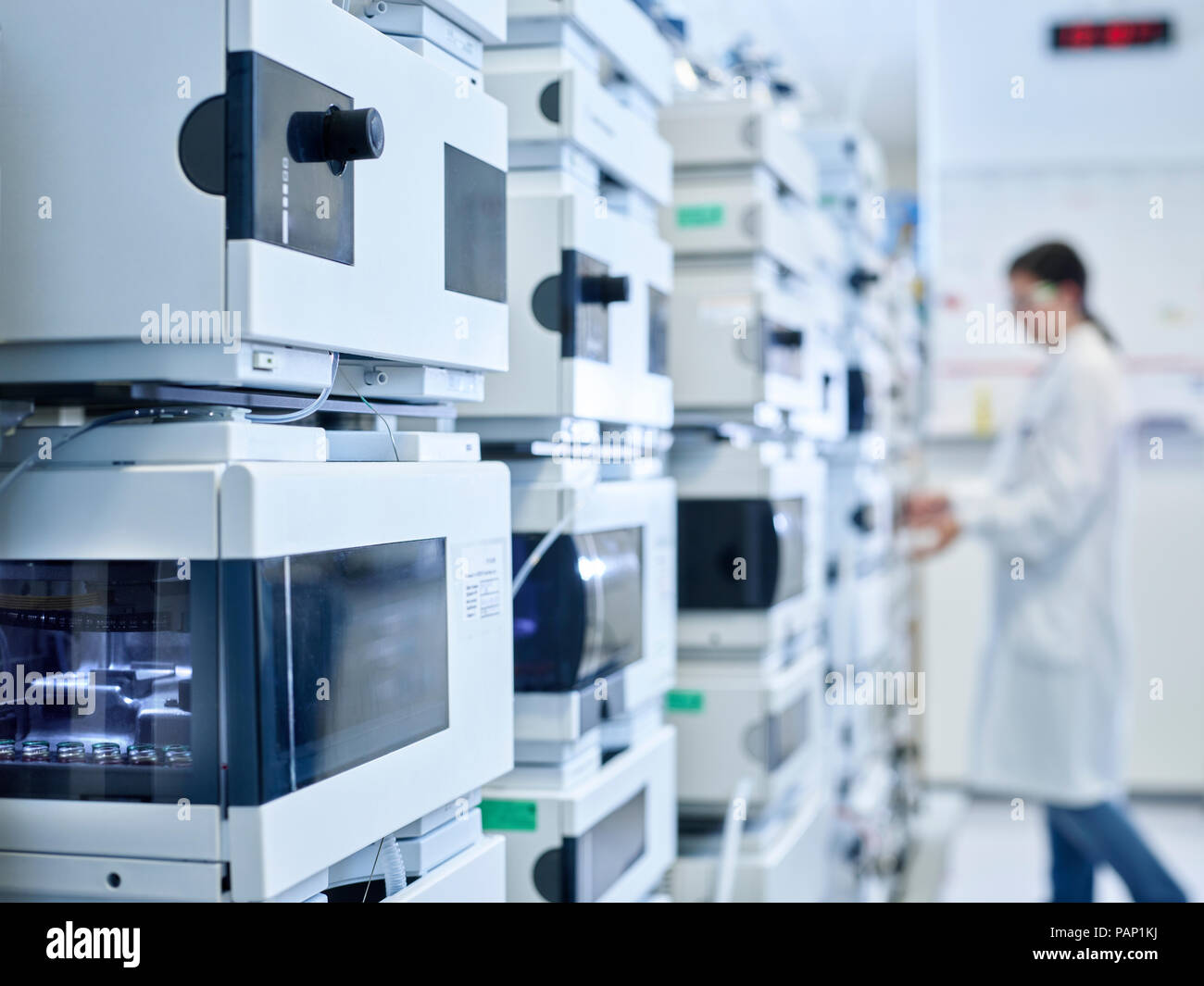 Laboratorio chimico tecnico che lavora in laboratorio Foto Stock