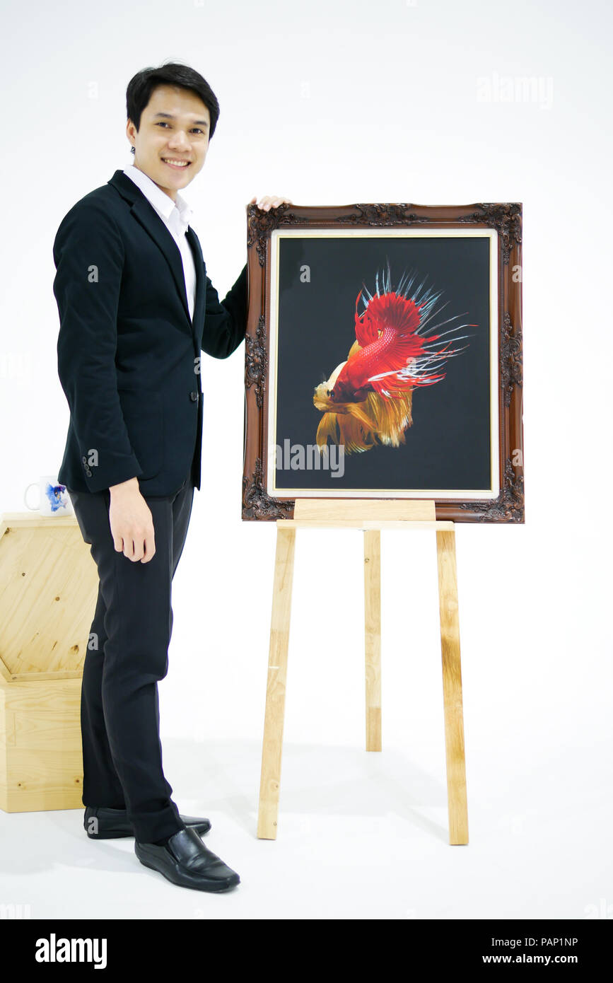 Smart uomini asiatici è presentare il bellissimo siamese fighting fish (betta) foto in mostra al museo. Foto Stock