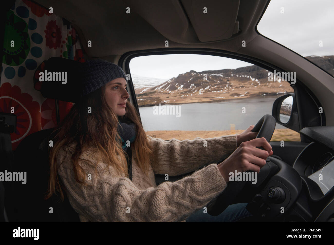 L'Islanda, la giovane donna alla guida di van Foto Stock