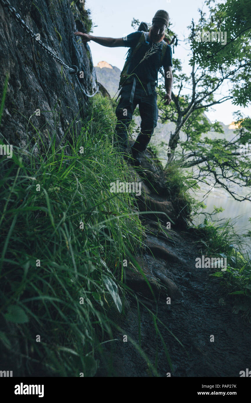 Norvegia Lofoten, Moskenesoy, giovane escursioni in montagna Foto Stock
