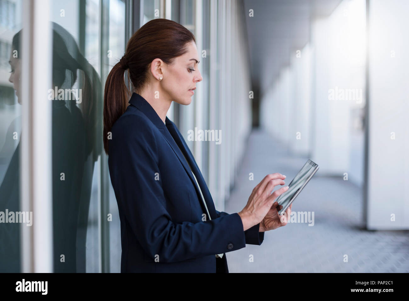 Imprenditrice utilizzando tablet all'aperto Foto Stock