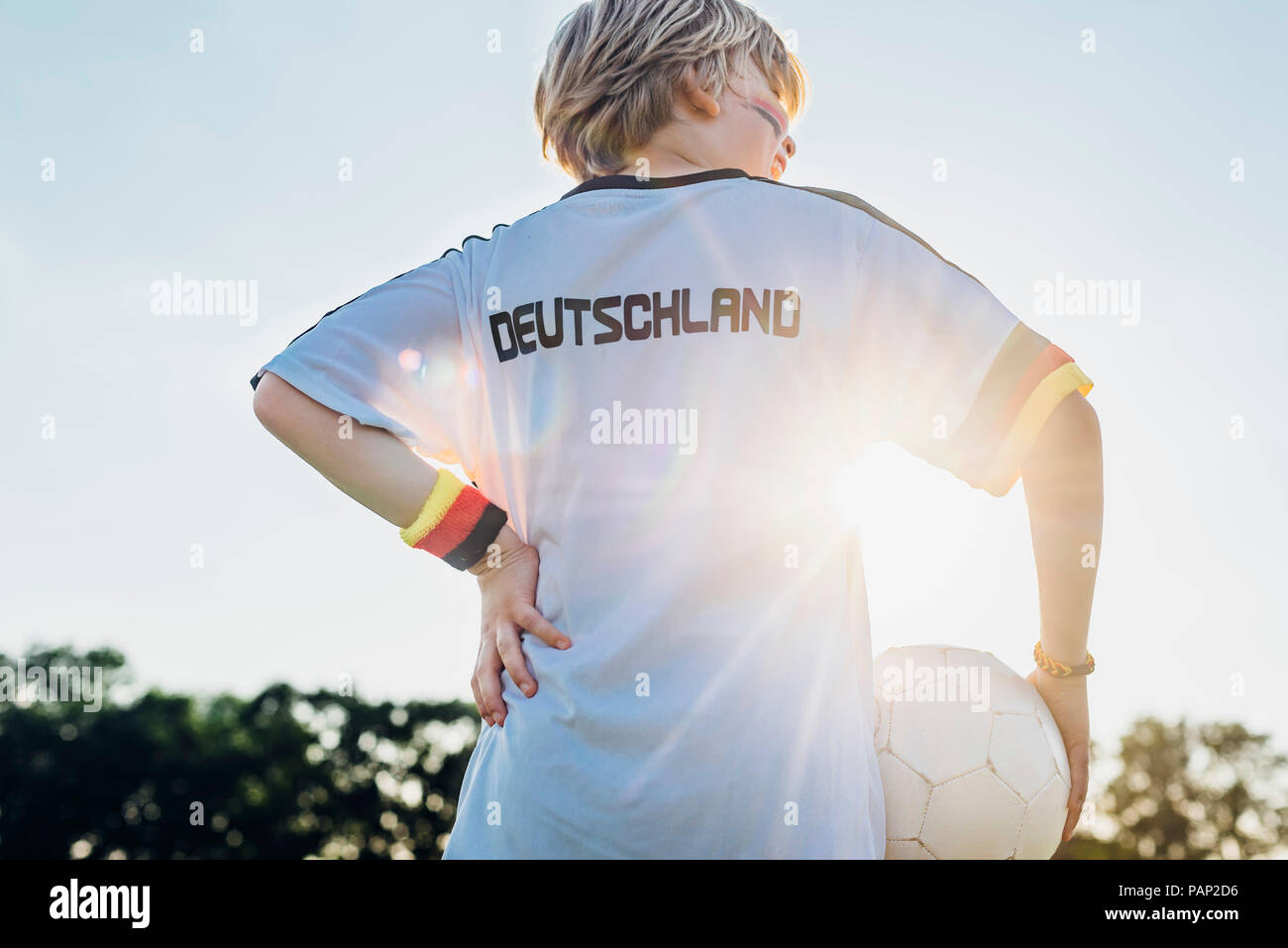 Ragazzo che indossa football shirt con la Germania scritto sul retro Foto Stock