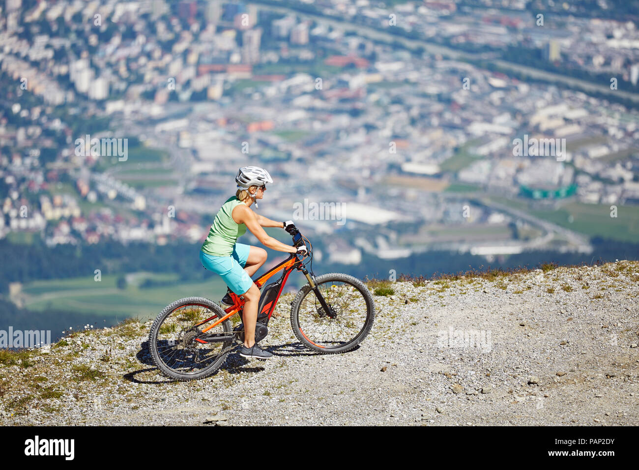 Austria, Tirolo, Donna mountain bike a Patscherkofel, Innsbruck in background Foto Stock