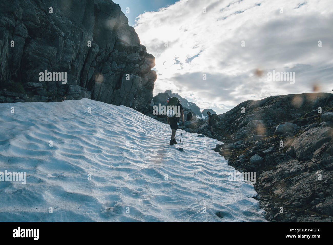 Norvegia Lofoten, Moskenesoy, giovane escursioni in montagna Foto Stock