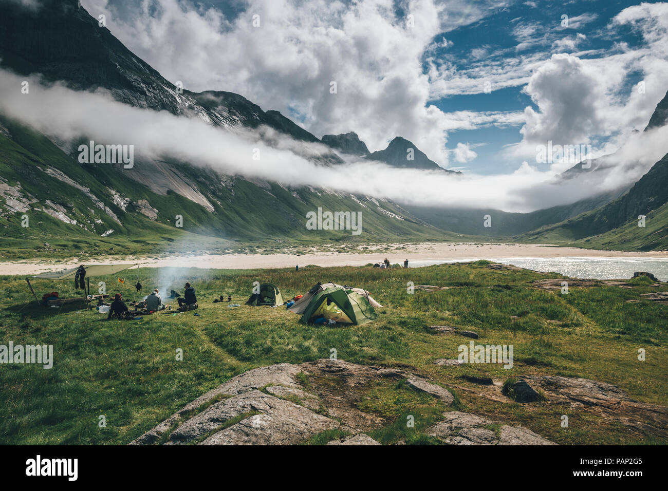 Norvegia Lofoten, Moskenesoy, giovani uomini campeggio a Horseid Beach Foto Stock