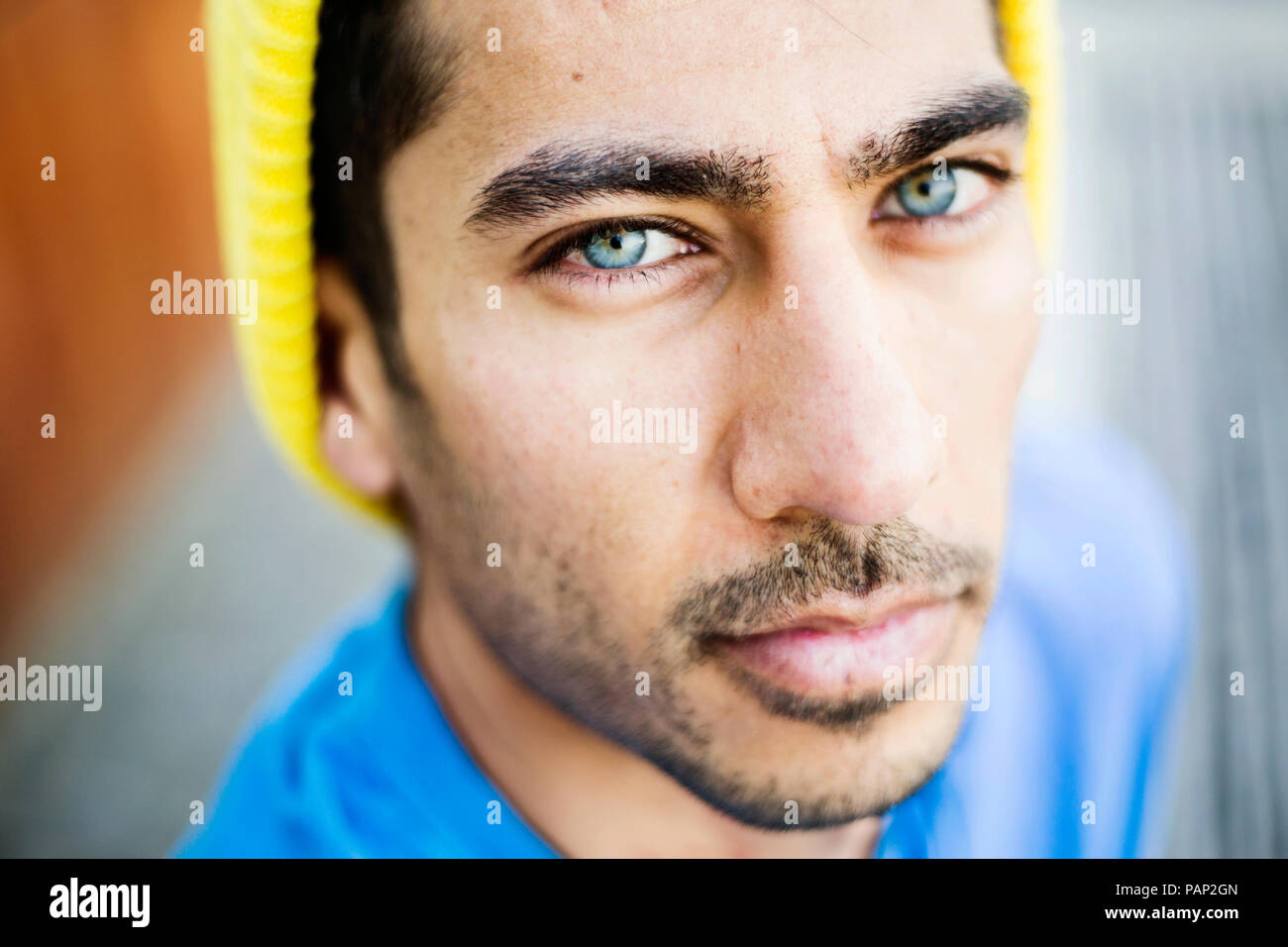 Ritratto di giovane uomo con gli occhi blu e di stoppie Foto Stock