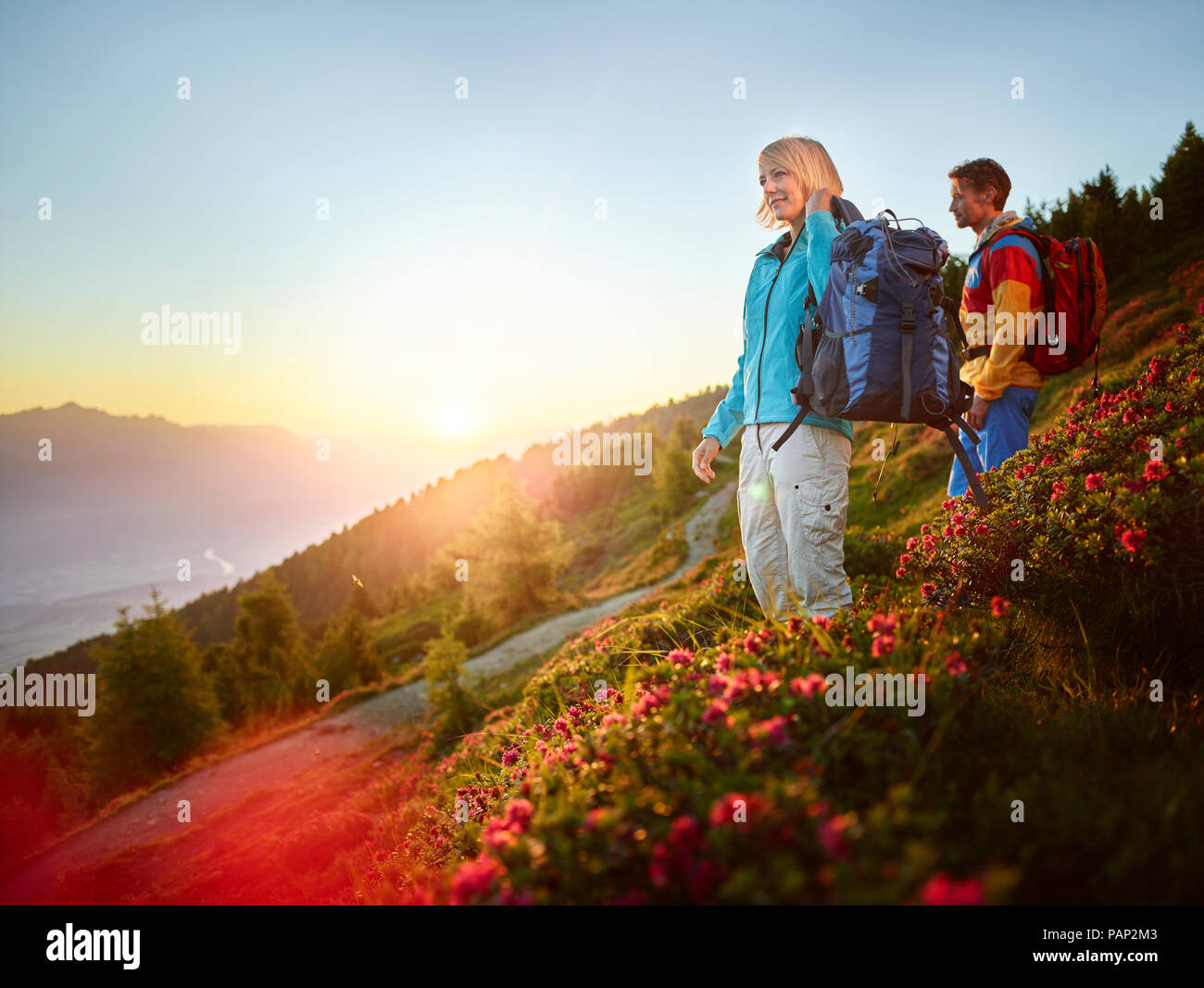 Austria, Tirolo, giovane escursionismo il Zirbenweg al Patscherkofel, guardando a vista Foto Stock