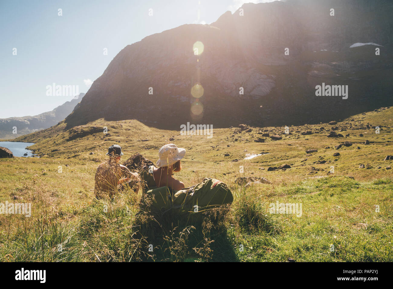 Norvegia Lofoten, Moskenesoy, giovani uomini in appoggio a Litljordtinden Foto Stock