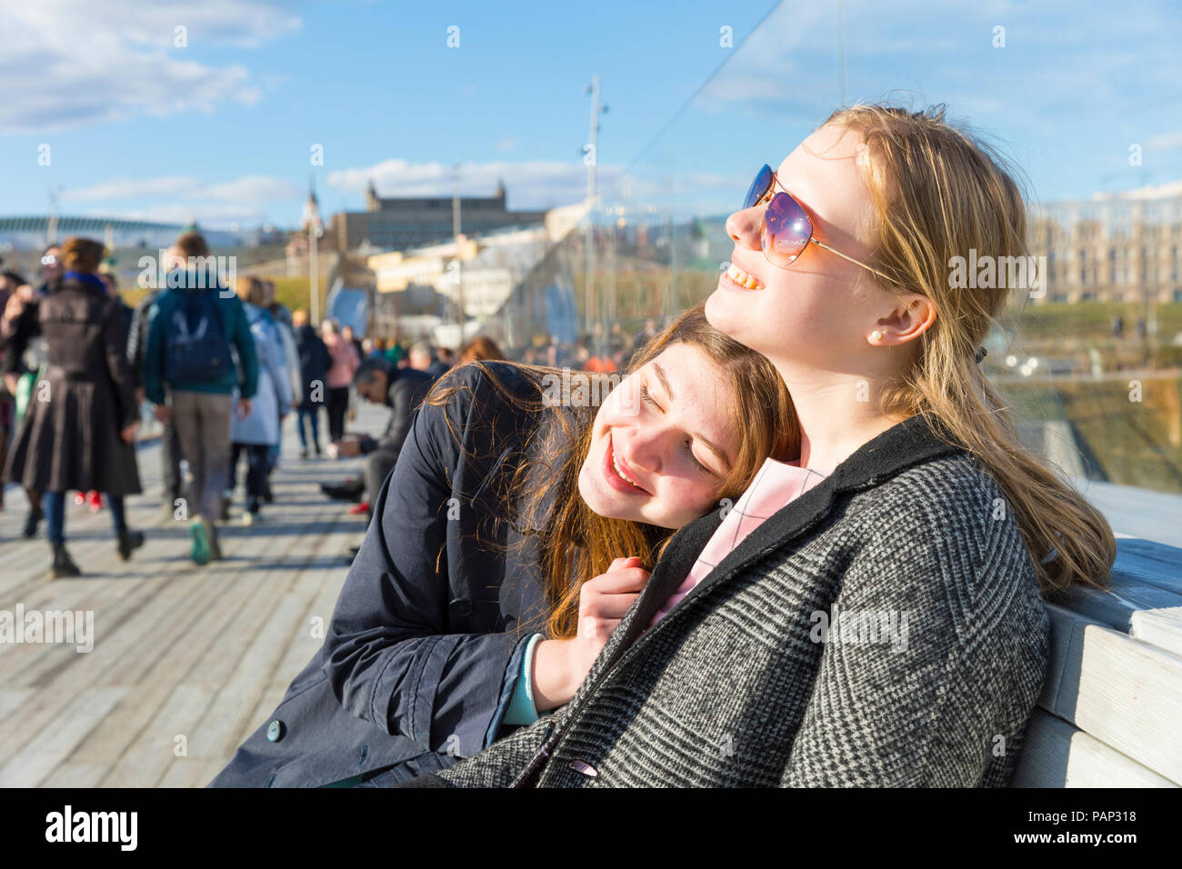 La Russia, Mosca, ragazze adolescenti nella città Foto Stock