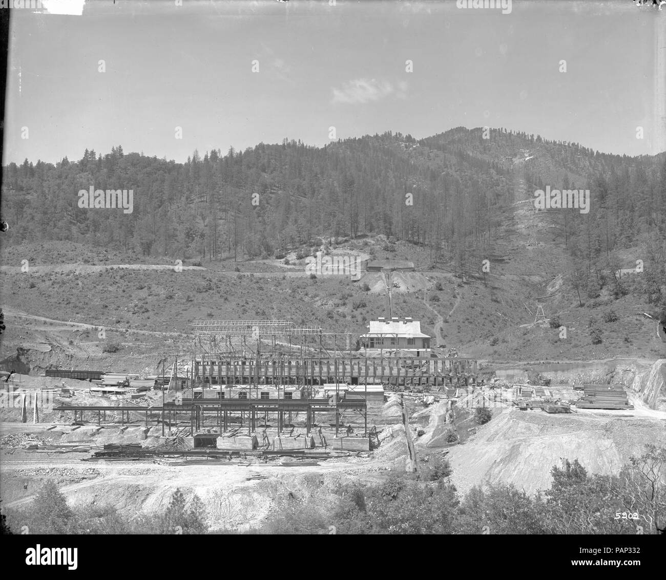 Una fonderia in una gigantesca miniera di rame in Shasta County, California ca.1900 (CHS-5202). Foto Stock