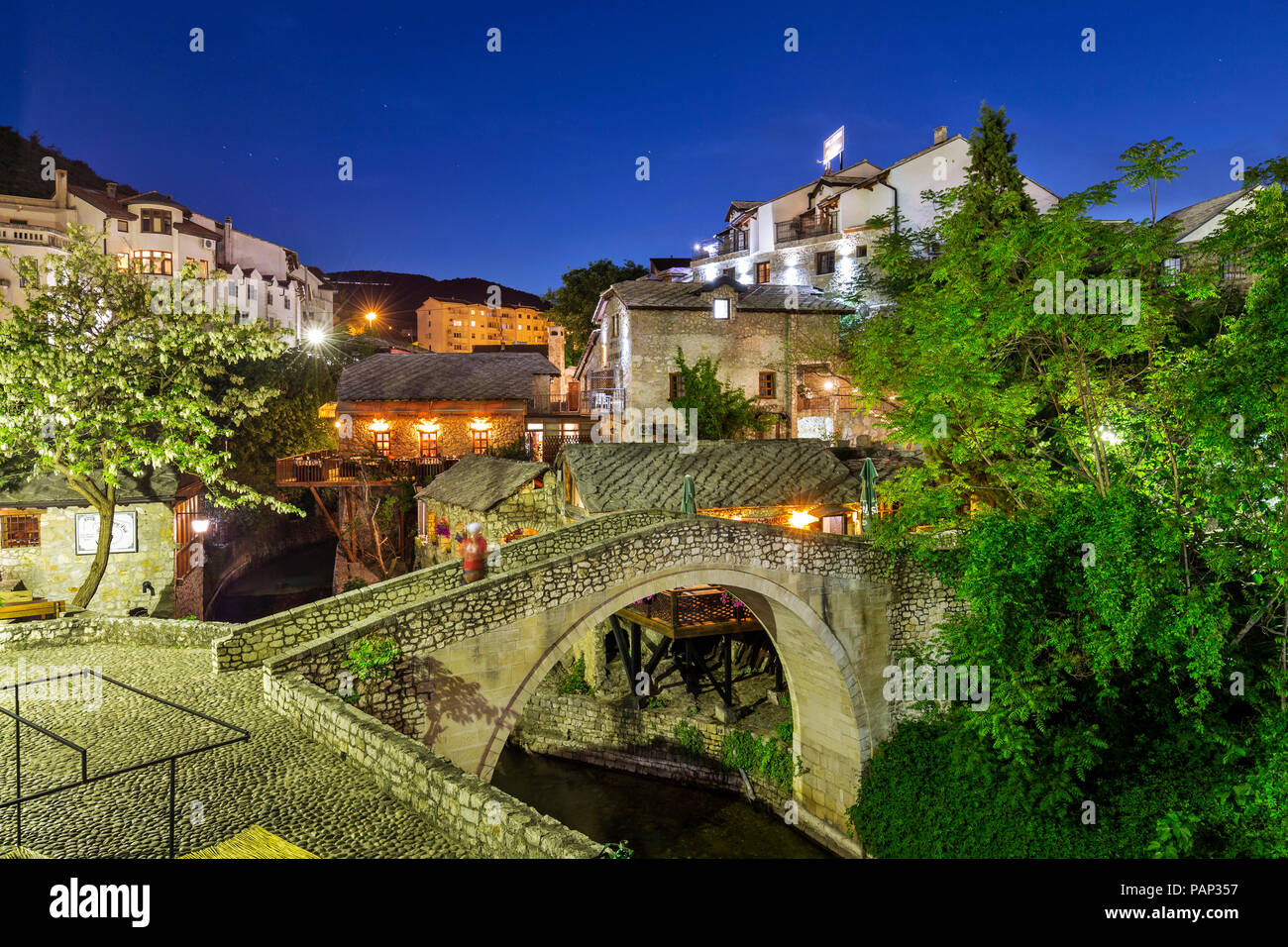 La Bosnia Erzegovina, Mostar, città vecchia, il ponte al blue ora Foto Stock