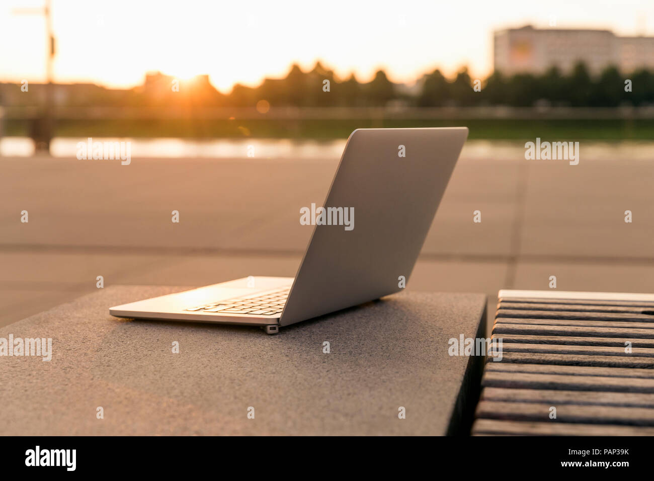 Laptop outddors al tramonto Foto Stock