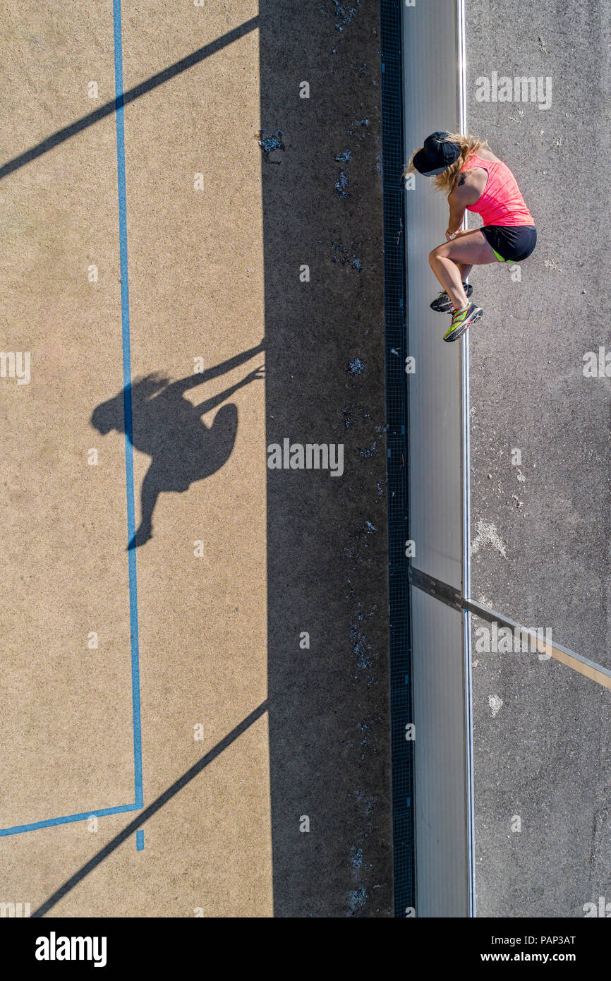 Vista aerea della donna sportive saltando su barriera Foto Stock