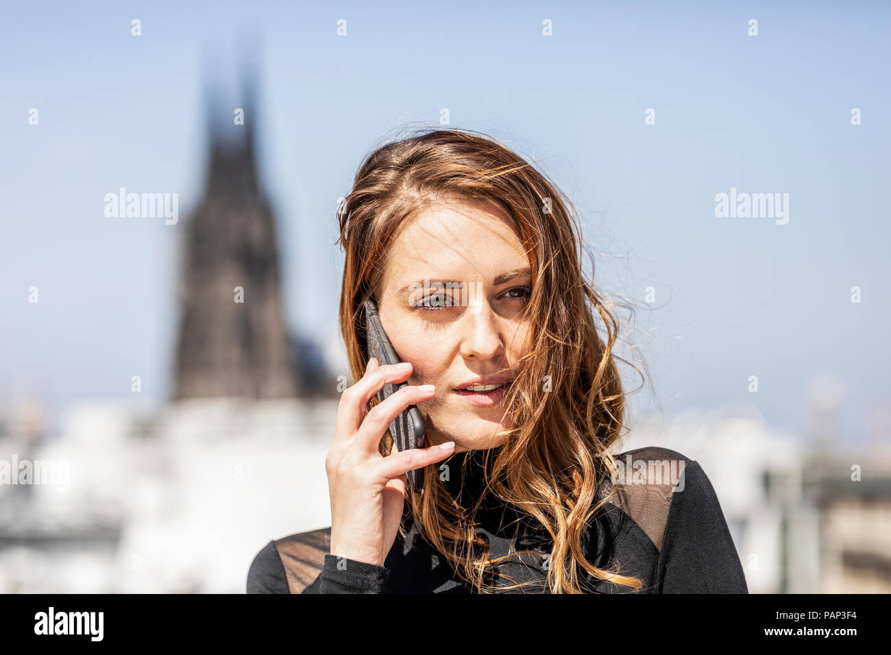 Germania, Colonia, ritratto di donna al telefono Foto Stock