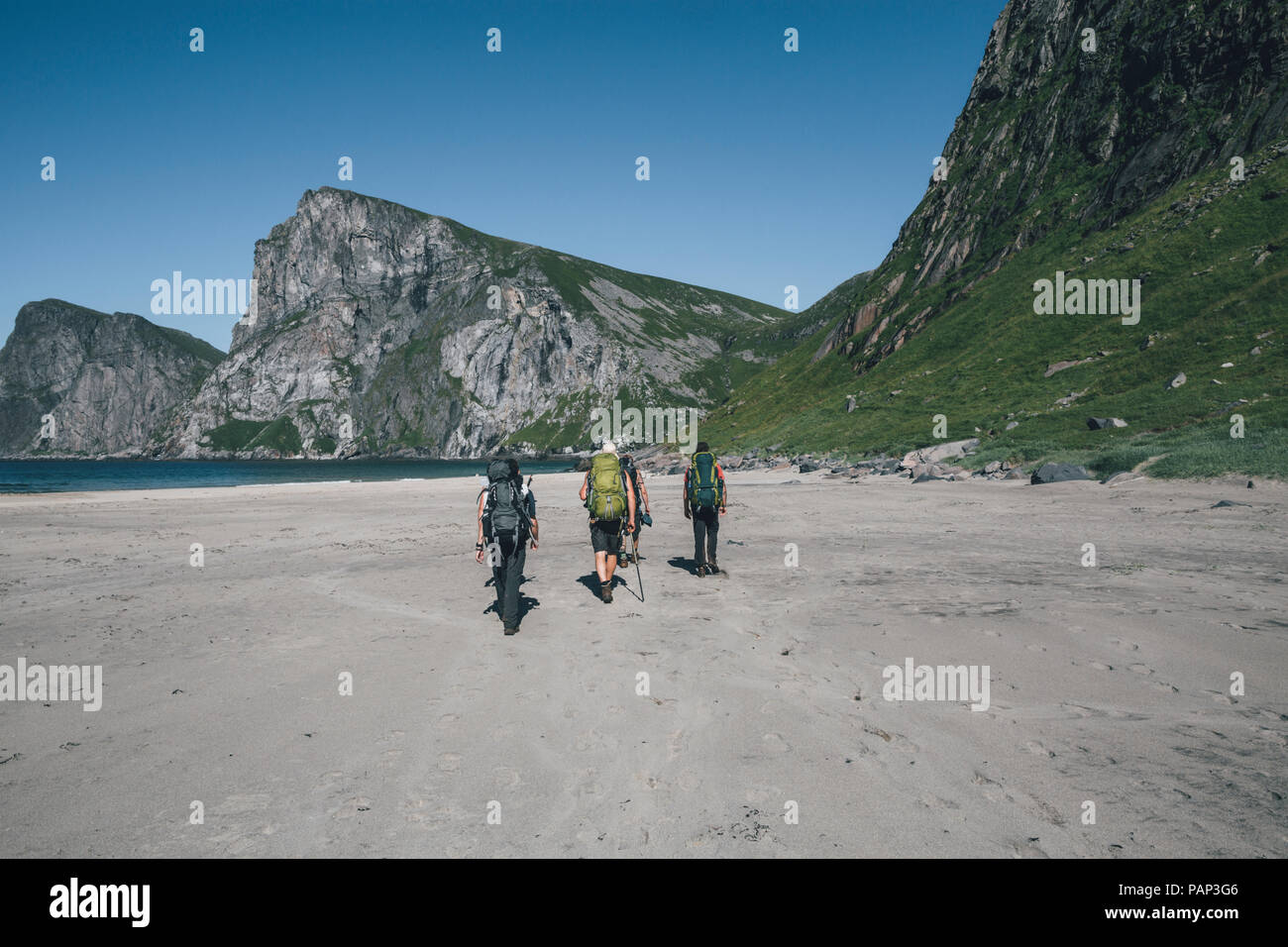 Norvegia Lofoten, Moskenesoy, giovani uomini di escursionismo a Kvavika Beach Foto Stock