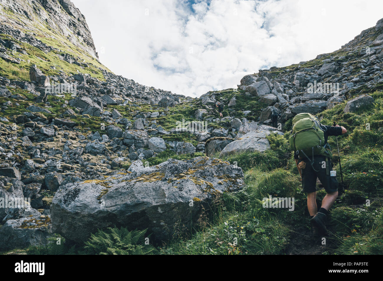 Norvegia Lofoten, Moskenesoy, giovane uomo di escursionismo a Kvalvika Beach Foto Stock