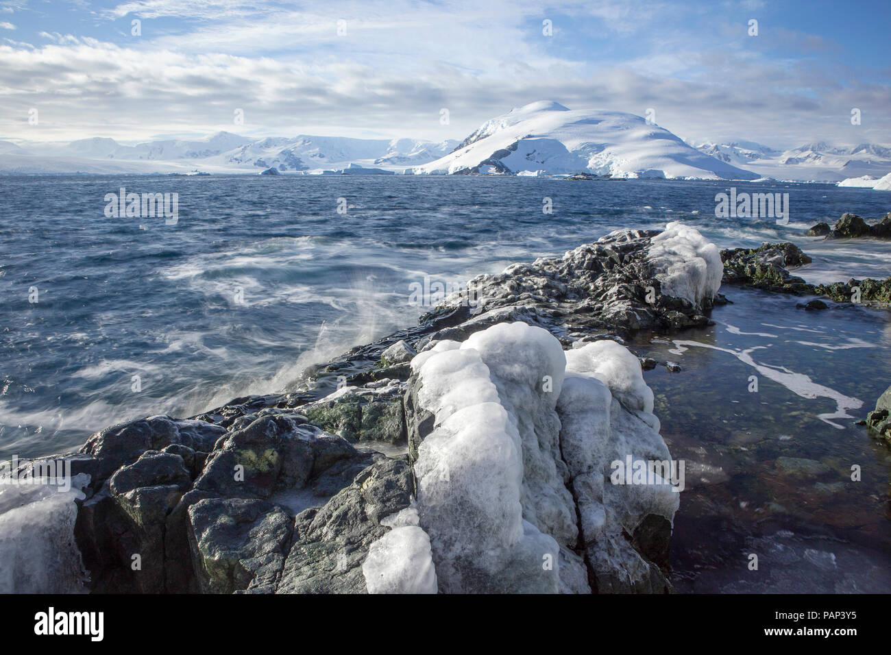 Antartico, Penisola Antartica, montagne ghiacciate nel canale di Lemaire Foto Stock