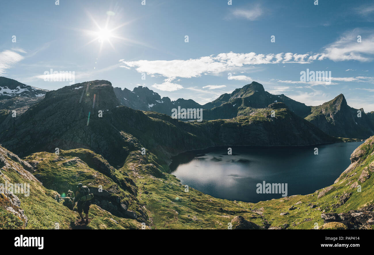 Norvegia Lofoten, Moskenesoy, uomo di escursioni presso Tennesvatnet Foto Stock