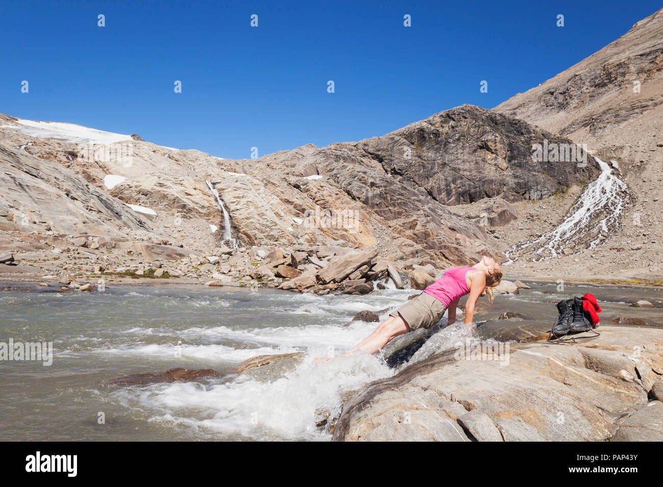 L'Austria, in Carinzia Grossglockner, Pasterze, donna godendo di pausa rinfrescante da escursionismo, Alti Tauri Parco Nazionale Foto Stock