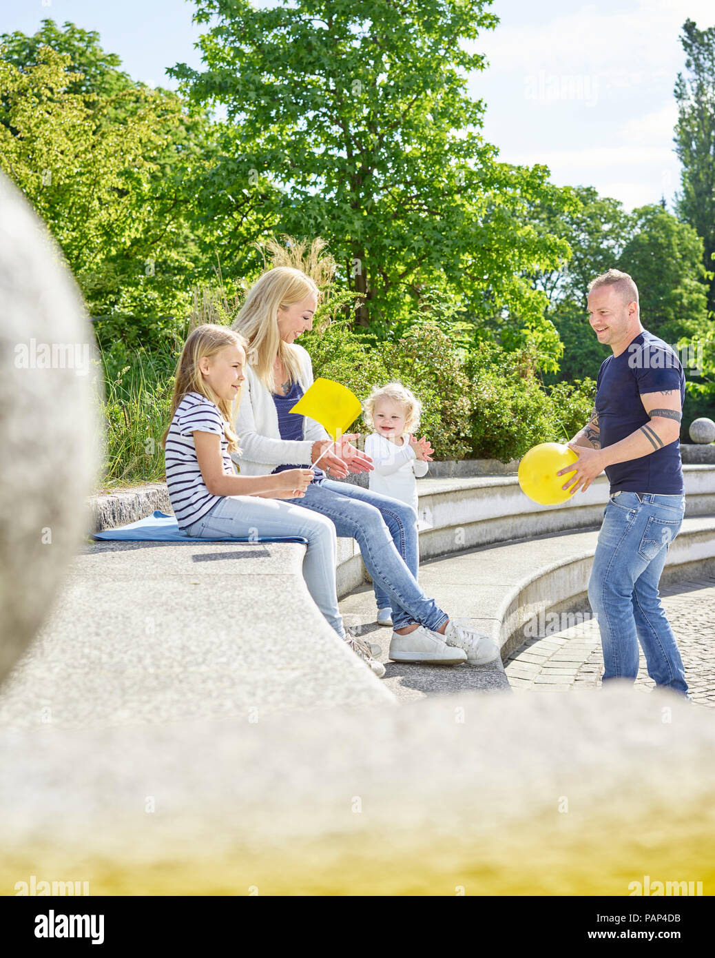 La famiglia felice giocando insieme in un parco Foto Stock