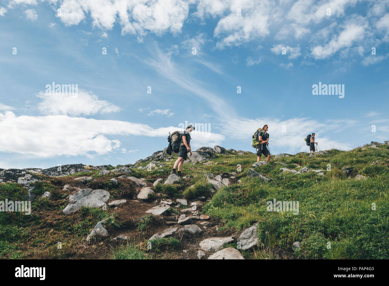 Norvegia Lofoten, giovani uomini escursionismo in Moskenesoy Foto Stock