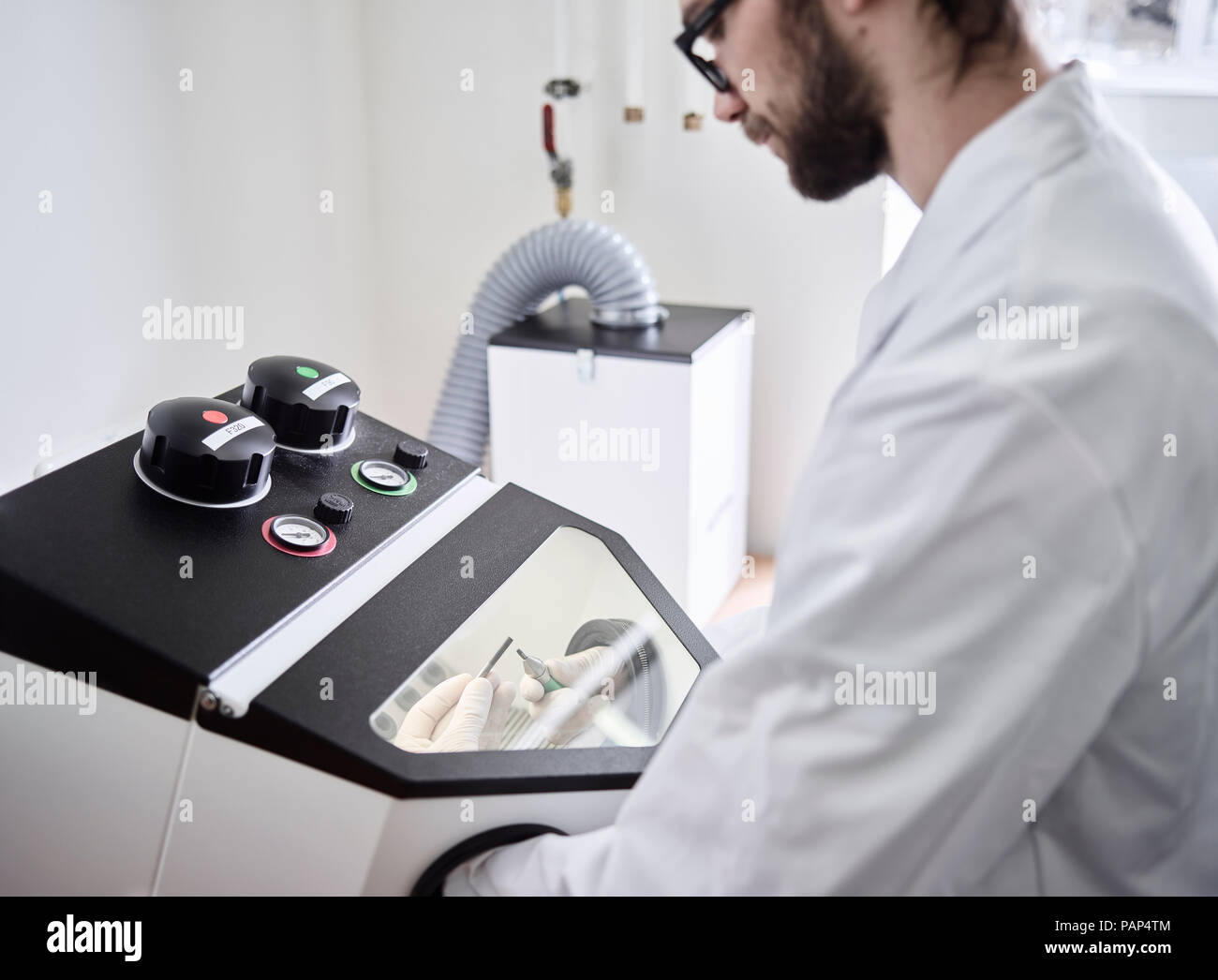 Laboratorio chimico tecnico che lavora in laboratorio Foto Stock