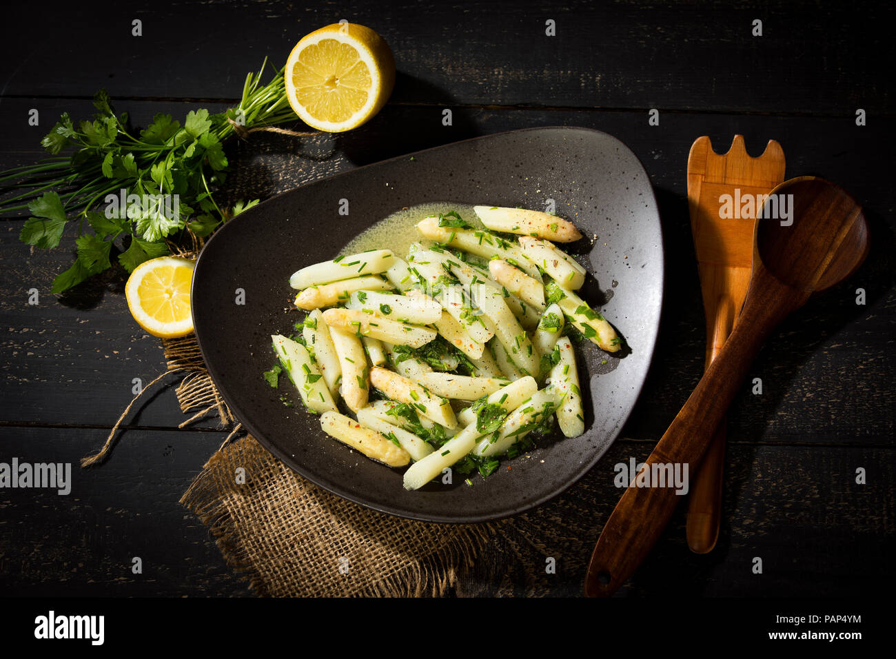 Insalata di asparagi con erba cipollina, il prezzemolo e il condimento Foto Stock