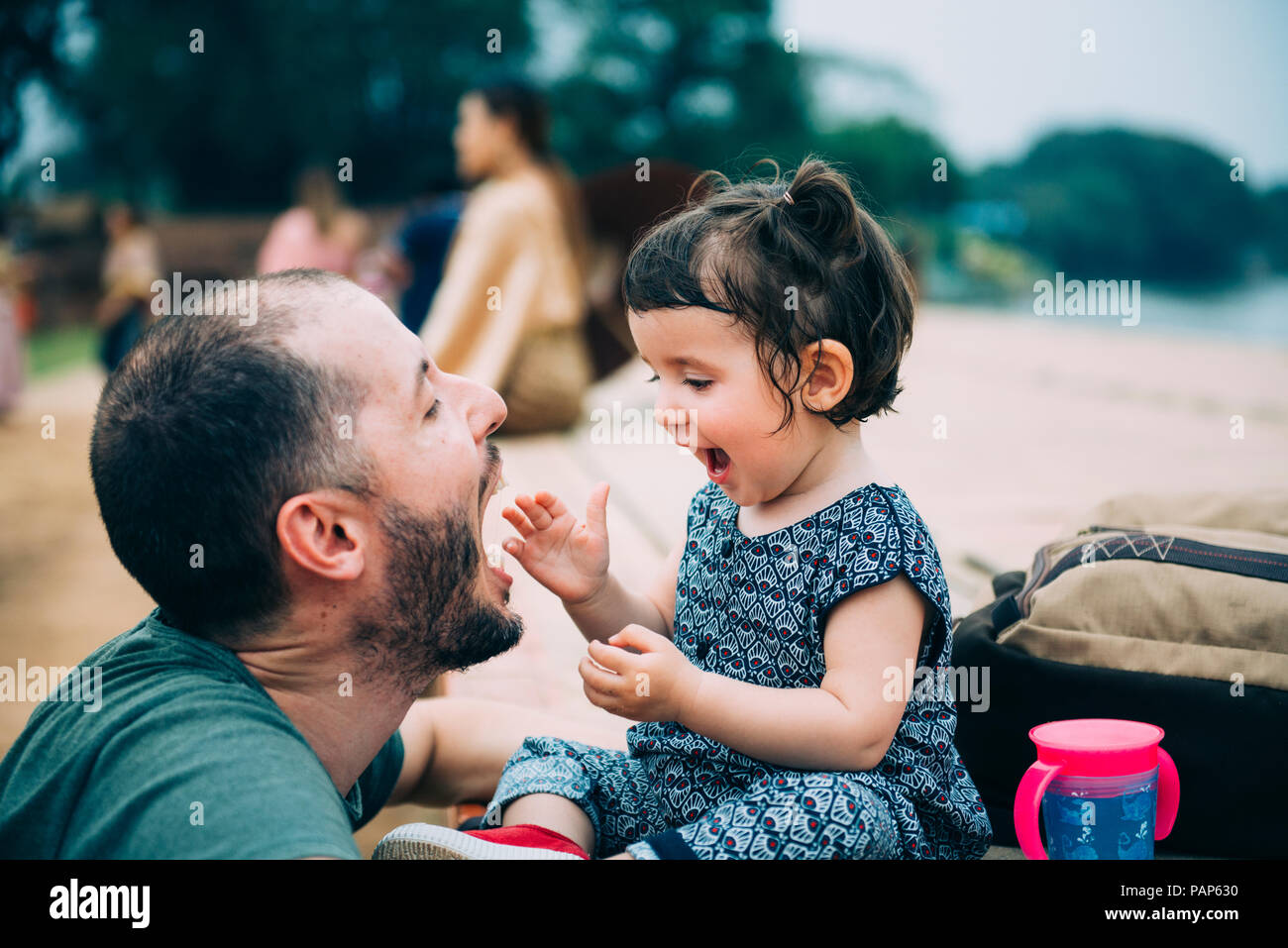 Thailandia, padre e figlia piccola divertirsi insieme Foto Stock