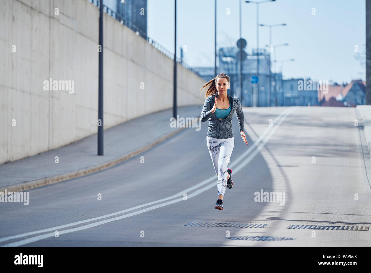 Guida femmina durante l'allenamento urbano Foto Stock