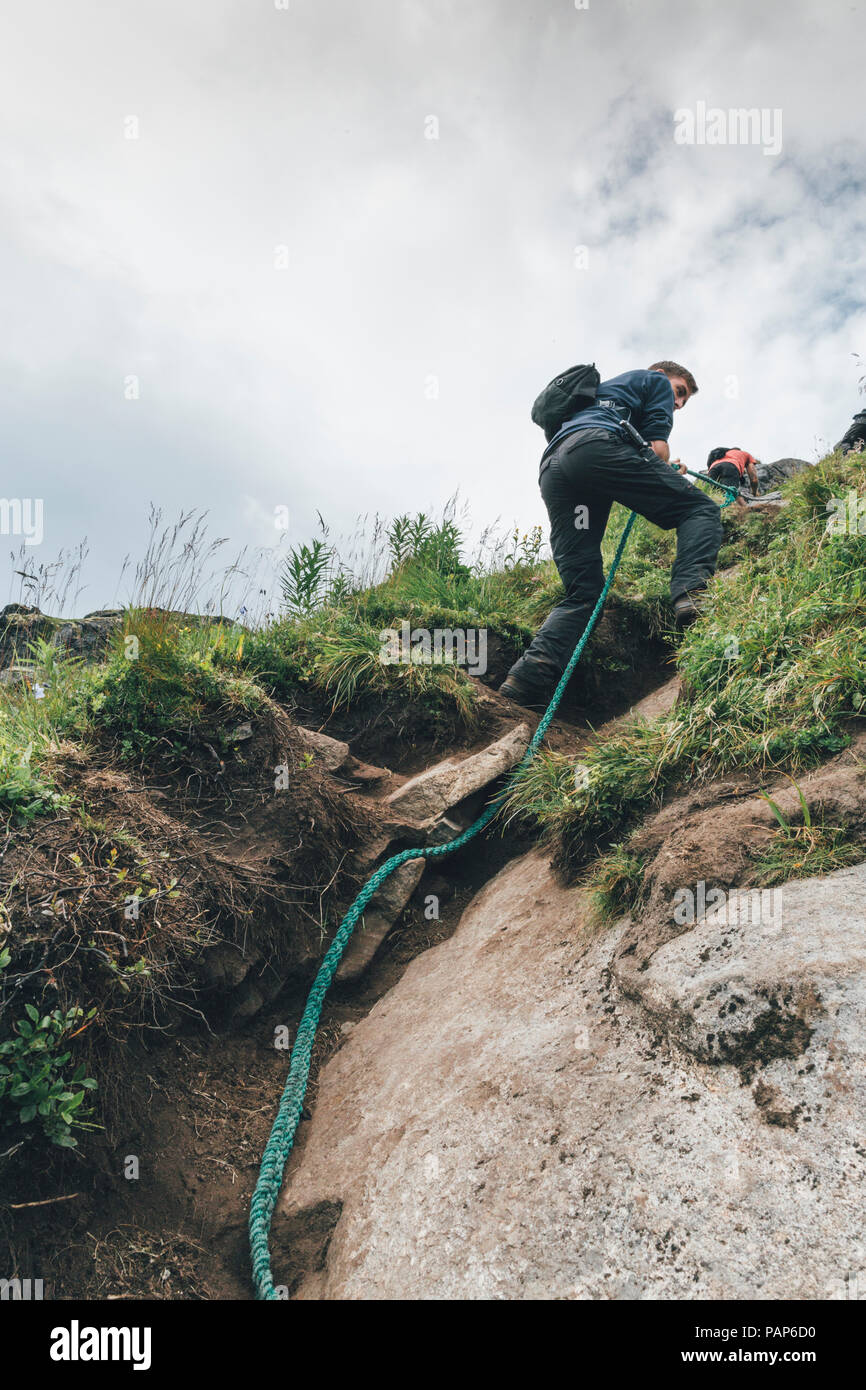 Norvegia Lofoten, uomo Hermannsdaltinden arrampicata Foto Stock