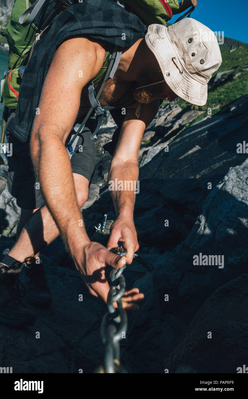 Norvegia Lofoten, Moskenesoy, giovane escursioni in montagna Foto Stock