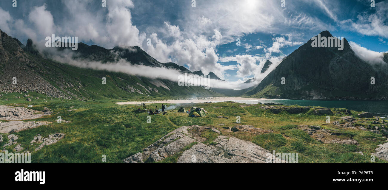 Norvegia Lofoten, Moskenesoy, giovani uomini campeggio a Horseid Beach Foto Stock