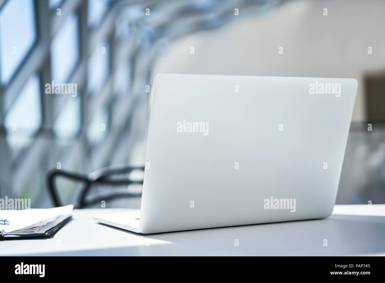 Laptop sulla scrivania in ufficio moderno Foto Stock