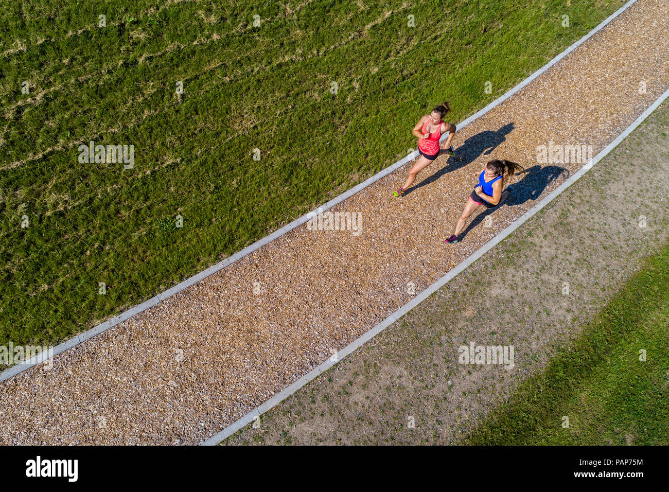 Vista aerea di pareggiatori femmina sul sentiero di truciolo Foto Stock