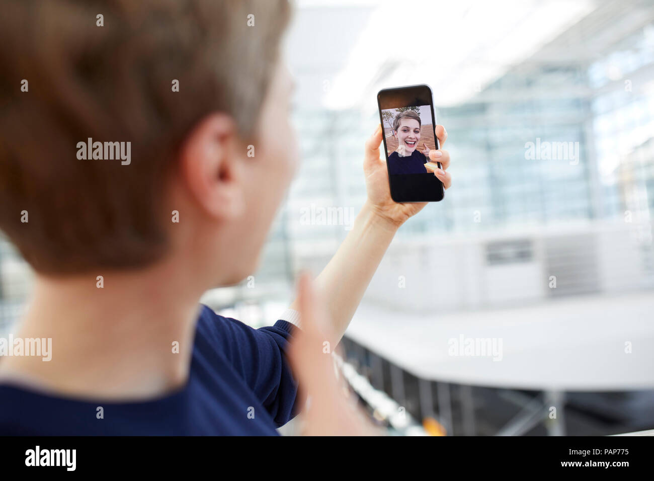 Ritratto di bionda imprenditrice prendendo un selfie Foto Stock