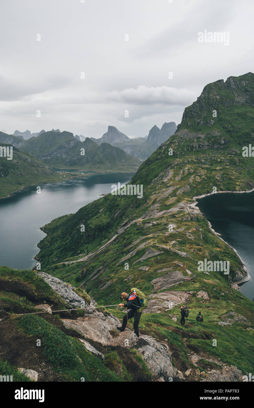 Norvegia Lofoten, Moskenesoy, un gruppo di giovani uomini di escursioni presso Vinstad Foto Stock