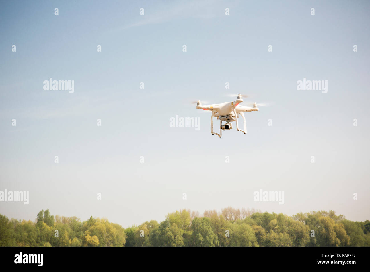 Drone volare nel cielo blu Foto Stock