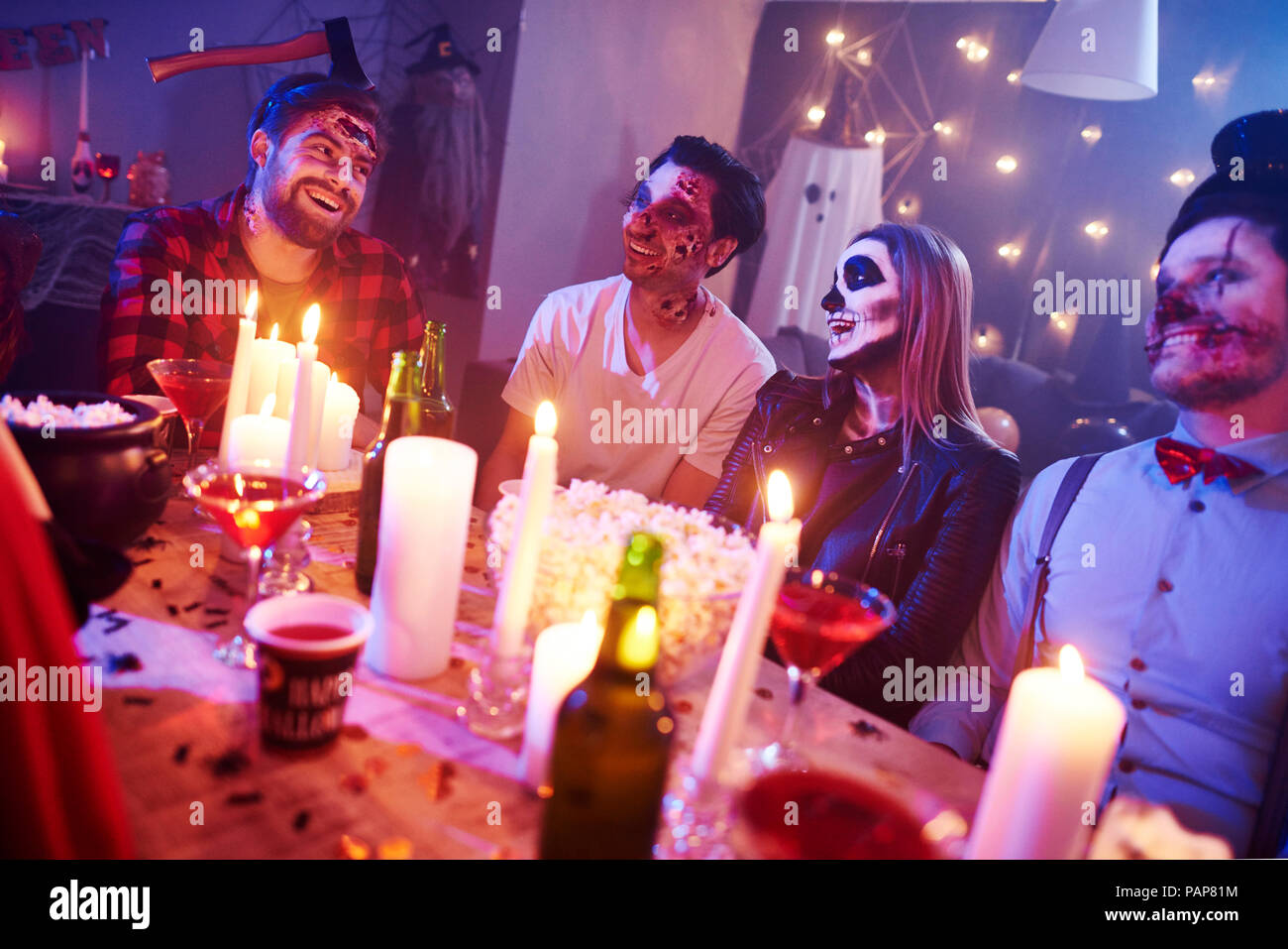 Amici divertendosi grande festa di Halloween Foto Stock
