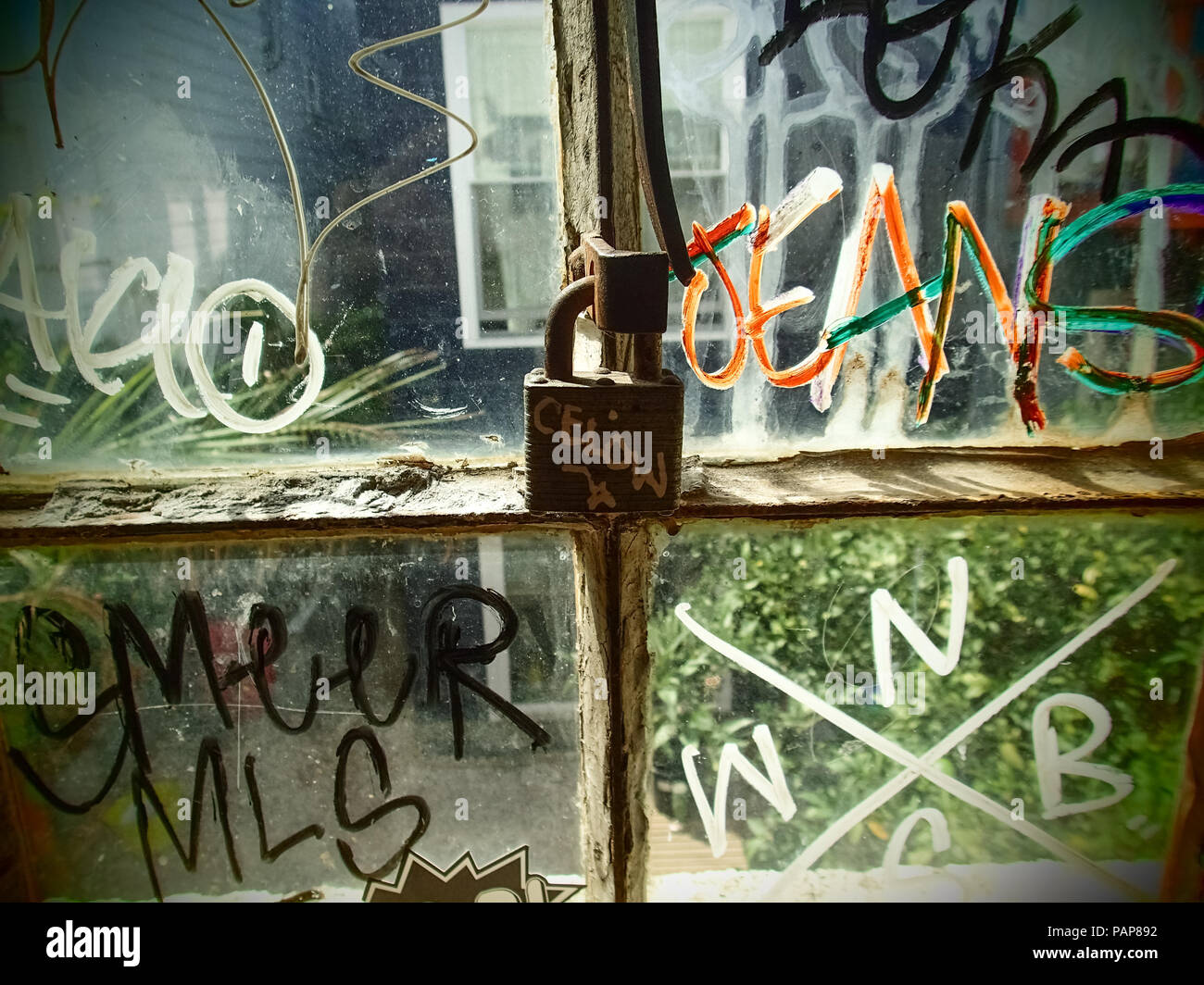 Il lucchetto e graffiti su una finestra di un edificio abbandonato, San Francisco Foto Stock